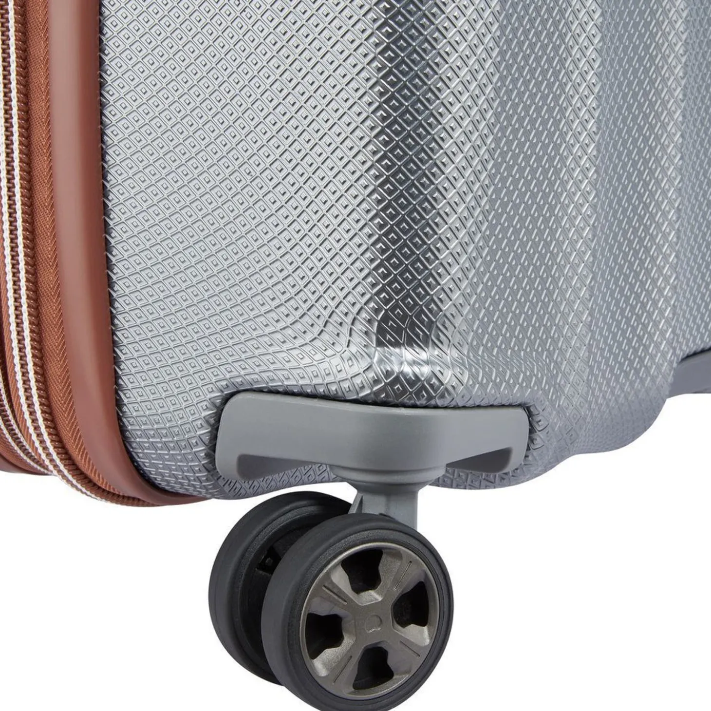 Delsey Carrousel 28" Expandable Spinner