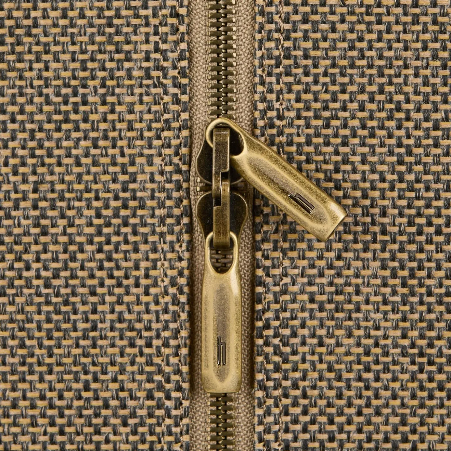 Hartmann Tweed Spinner Garment Bag