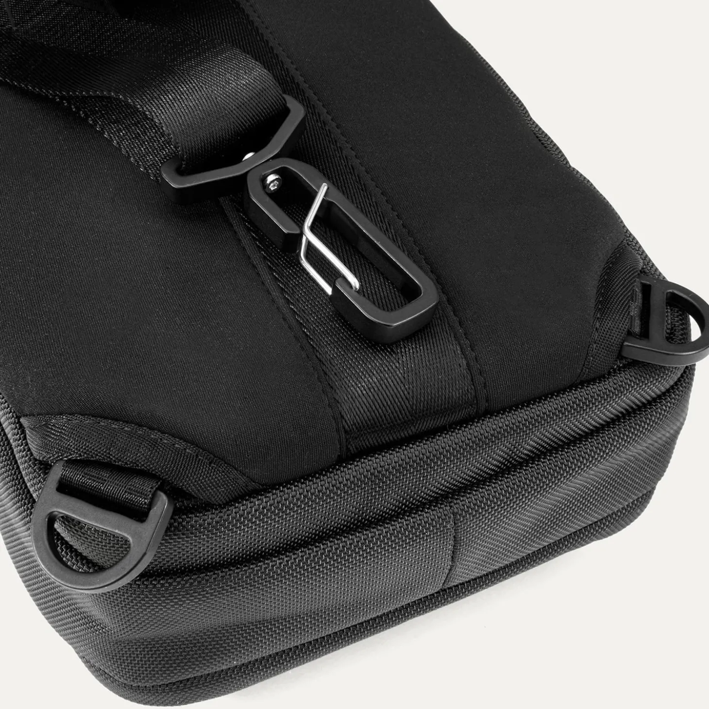 Travelpro Altitude Crossbody 6L